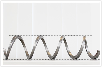 自由長や直角度の公差が厳しい圧縮バネ